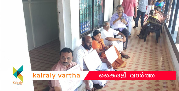 ഏറ്റുമാനൂര്‍ നഗരസഭാ വ്യാപാരസമുശ്ചയം: നിര്‍മ്മാണം നിര്‍ത്തിയില്ല; ചെയര്‍മാന്‍റെ ഓഫീസ് ഉപരോധിച്ച് ബിജെപി അംഗങ്ങള്‍