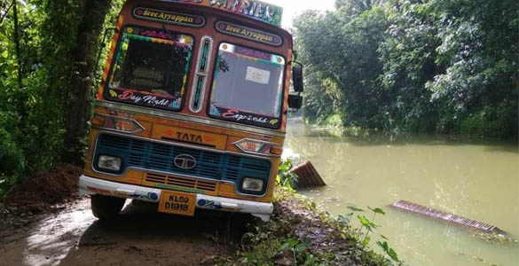 പാലം പണിക്ക് ലോറിയില്‍ കൊണ്ടുവന്ന എസ്കവേറ്റര്‍ കടുത്തുരുത്തി തോട്ടില്‍ വീണു