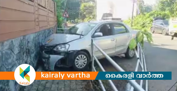 ശബരിമല തീർത്ഥാടകരുടെ കാര്‍ നിയന്ത്രണം വിട്ട് മതിലിൽ ഇടിച്ചു കയറി; 4 പേര്‍ക്ക് പരിക്ക്