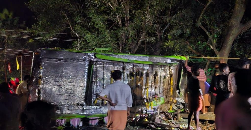 കോട്ടയത്ത് ശബരിമല തീർഥാടകരുടെ വാഹനം മറിഞ്ഞ് 15 പേർക്ക് പരിക്ക്