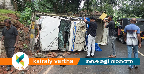 അതിരമ്പുഴയില്‍ പിക്കപ്പ് വാൻ വൈദ്യുതി പോസ്റ്റിൽ ഇടിച്ചു മറിഞ്ഞ് ഡ്രൈവർക്ക് പരിക്ക്