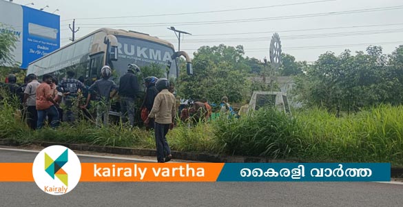 കോടിമതയിൽ ടൂറിസ്റ്റ് ബസ് നിയന്ത്രണം വിട്ട് ഡിവൈഡറിൽ ഇടിച്ചു കയറി