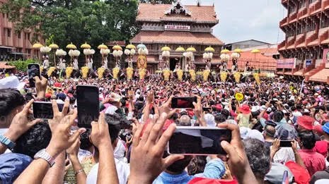 തെക്കോട്ടിറക്കം ആവേശമായി; കൗതുകം തീർത്ത് കുടമാറ്റം: വെടിക്കെട്ടിന് മണിക്കൂറുകൾ ബാക്കി