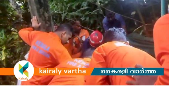 കളത്തിപ്പടിയിൽ കാല് തെറ്റി കിണറ്റിൽ വീണ യുവതിയെ അഗ്നിരക്ഷാ സംഘം രക്ഷപെടുത്തി