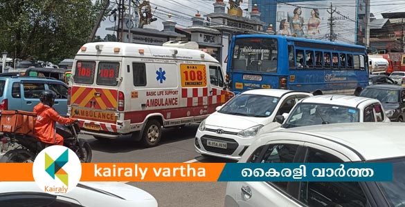 ഏറ്റുമാനൂർ നഗരത്തിൽ വൻ ഗതാഗത കുരുക്ക്; ആംബുലൻസുകൾ കുടുങ്ങി