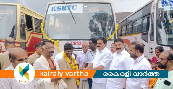നാലമ്പലത്തിൽ എത്തിയ കെ എസ് ആർ ടി സി ബസുകൾക്ക് സ്വീകരണം നൽകി
