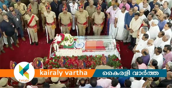 തലസ്ഥാനത്തോട് വിടചൊല്ലി വി എസ്; വിലാപ യാത്രയായി ഭൗതിക ശരീരം ആലപ്പുഴയിലേക്ക്