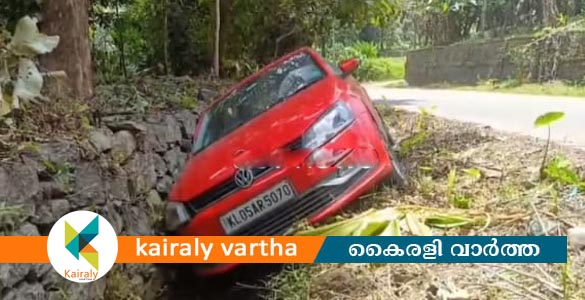 കുഴിയിൽ വീണ കാർ നിയന്ത്രണം വിട്ട് റോഡരികിലെ തോട്ടിലേക്ക് മറിഞ്ഞു; അധ്യാപകന് പരിക്ക്