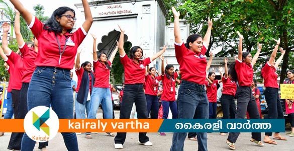 സ്ത്രീപക്ഷ നവകേരളം: ഫ്ളാഷ്മോബ് അവതരിപ്പിച്ചു