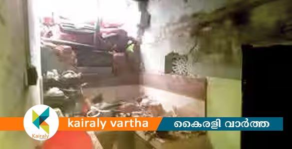 ചെത്തിപ്പുഴയിൽ നിയന്ത്രണംവിട്ട കാർ വീട്ടിലേക്ക് ഇടിച്ചു കയറി; വീട് ഭാഗികമായി തകർന്നു