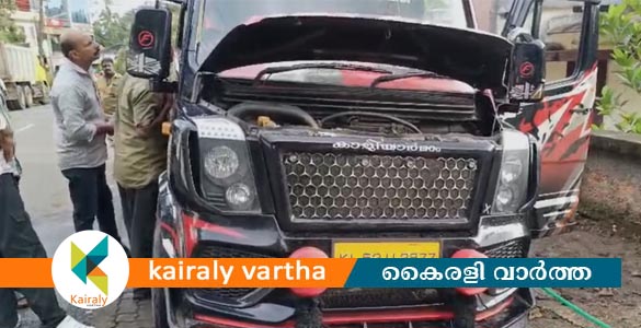 ഏറ്റുമാനൂരിൽ ഓടിക്കൊണ്ടിരുന്ന ടെമ്പോ ട്രാവലറിന് തീപിടിച്ചു