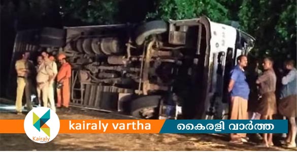 കോട്ടയത്ത് വിനോദയാത്രാ സംഘത്തിന്റെ ബസ് മറിഞ്ഞു; നിരവധി പേർക്ക് പരിക്ക്