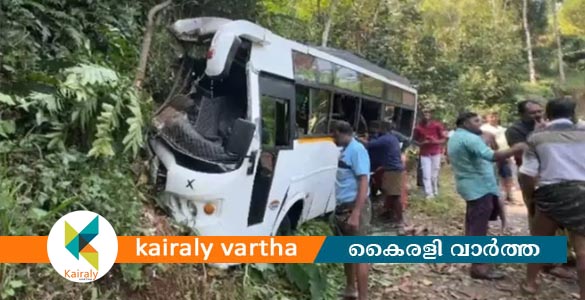 ഇടുക്കിയില്&zwj; വിനോദ സഞ്ചാരികളുടെ ബസ് മറിഞ്ഞ് 18 പേര്&zwj;ക്ക് പരിക്ക്