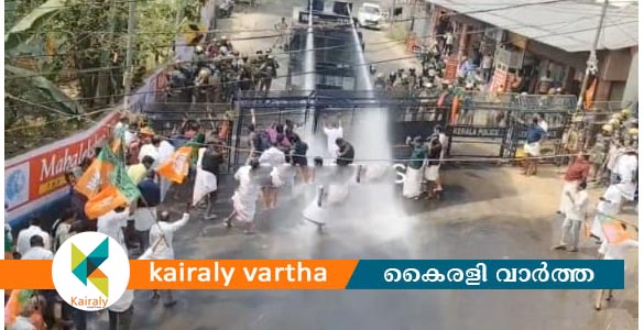 ശബരിമല കൊള്ള: ഏറ്റുമാനൂരിൽ ബിജെപിയുടെ പ്രതിഷേധം; ജലപീരങ്കി പ്രയോഗിച്ചു