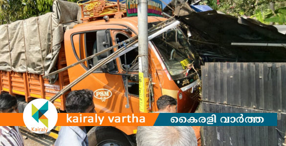 ചവിട്ടുവരിയിൽ നിയന്ത്രണംവിട്ട ലോറി റോഡരികിലെ തട്ടുകട ഇടിച്ചു തകർത്തു