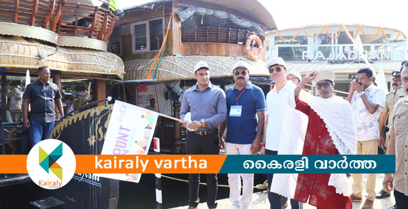 വോട്ടുറപ്പിക്കാൻ സ്വീപ് ആഘോഷം; വേമ്പനാട്ടു കായലിൽ അണിനിരന്നത് 58 ഹൗസ് ബോട്ടുകൾ