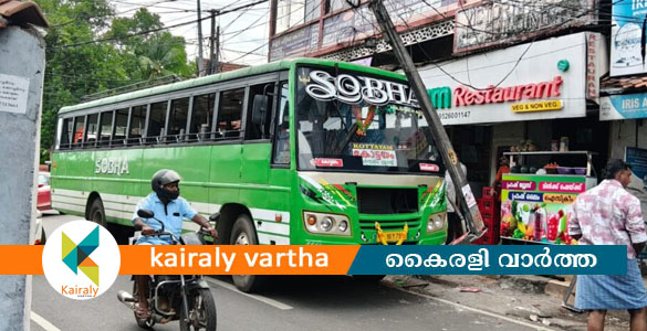 കോട്ടയത്ത് സ്വകാര്യ ബസ് വൈദ്യുതി പോസ്റ്റിൽ ഇടിച്ച് അപകടം