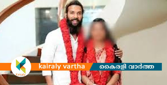 മധ്യപ്രദേശ് പൊലീസ് സ്വൈര്യജീവിതം അനുവദിക്കുന്നില്ല; കുംഭമേള വൈറൽ താരവും ഭർത്താവും കോടതിയിൽ