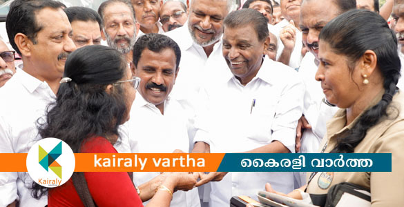 പ്രിയദര്&zwj;ശിനി ബസുകള്&zwj; യാത്ര തുടങ്ങി; ആഘോഷമാക്കി വനിതകള്&zwj;
