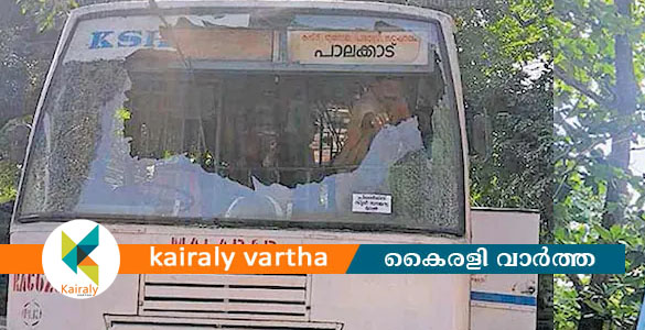 തൃത്താലയിൽ അര്&zwj;ജന്റീന പതാകയില്&zwj; കെട്ടിതൂക്കിയ കല്ല് തട്ടി; കെഎസ്ആര്&zwj;ടിസി ബസിന്റെ ചില്ല് തകര്&zwj;ന്നു