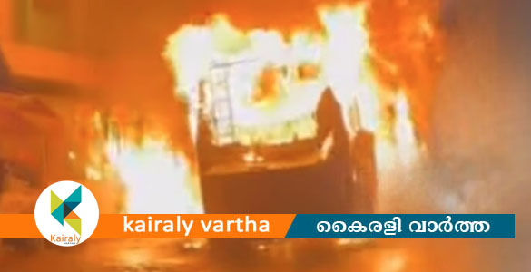 മട്ടന്നൂരില്&zwj; ഉംറ തീര്&zwj;ത്ഥാടകര്&zwj; സഞ്ചരിച്ച ബസ് കത്തി നശിച്ചു