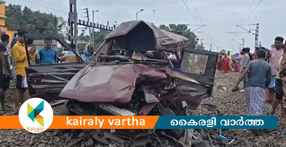 മുർഷിദാബാദിൽ ട്രെയിൻ സ്കൂൾ വാനിലിടിച്ചു; രണ്ട് വിദ്യാർത്ഥികളടക്കം 3 പേർക്ക് ദാരുണാന്ത്യം