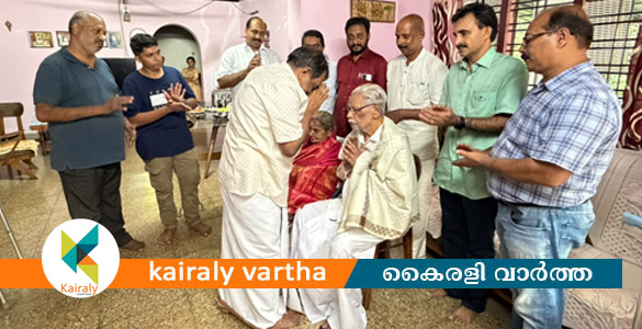 അധ്യാപക ദമ്പതികളെ ആദരിച്ച് ചിറക്കടവ് പബ്ലിക് ലൈബ്രറി