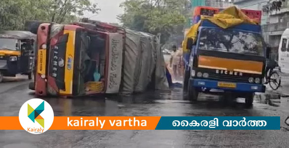വെണ്ണലയിൽ ഐസ് ലോറി മറിഞ്ഞു; ആർക്കും പരിക്കില്ല
