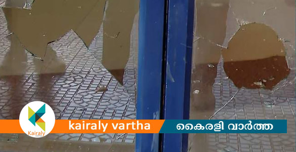 തിരുവനന്തപുരം ഡിസിസി ഓഫീസിന്&zwj;റെ ചില്ലുകൾ കല്ലെറിഞ്ഞ് തകർത്തു; പിന്നിൽ ബിജെപിയെന്ന് ആരോപണം