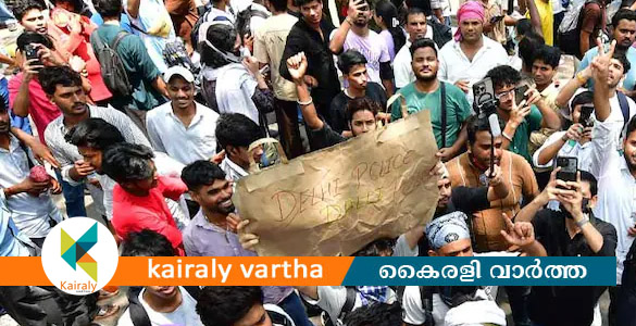 ഡൽഹിയിൽ പ്രതിഷേധം ശക്തം; മനീഷ് സിസോദിയയും തുഷാർ ഗാന്ധിയും കസ്റ്റഡിയിൽ